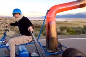 Ông Robert Maddox và chiếc xe tự chế.