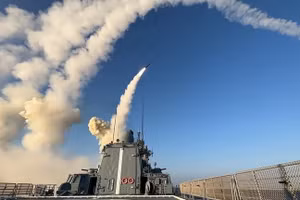 Tên lửa được phóng từ tàu chiến Nga vào ngày 14/10/2022. (Ảnh: Sputnik)