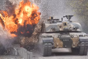 Xe tăng chiến đấu chủ lực Challenger 2 trong một cuộc trình diễn. (Ảnh: Ben Birchall / PA)