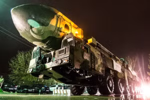 Một bệ phóng tên lửa đạn đạo xuyên lục địa Topol. (Ảnh: Sputnik / Ramil Sitdikov)