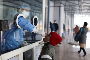 Xét nghiệm Covid-19 ở New Delhi. (Ảnh: Reuters).