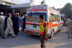 Xe cứu thương tới hiện trường vụ tấn công.