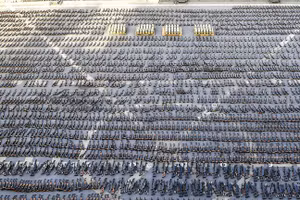 Súng trường tấn công và tên lửa bị hải quân Pháp thu giữ nằm trên boong tàu tại một địa điểm không được tiết lộ, ngày 1/2/2023. (Ảnh: Bộ chỉ huy trung tâm của quân đội Hoa Kỳ/AP)