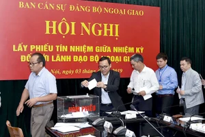 Ban cán sự đảng Bộ Ngoại giao tổ chức hội nghị lấy phiếu tín nhiệm giữa nhiệm kỳ đối với các thứ trưởng vào năm 2019.