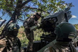 Lính Ukraine nạp đạn vào hệ thống phóng loạt RAK-SA-12. (Ảnh: Getty Images)
