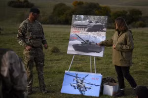 Một huấn luyện viên người Anh dạy các tân binh Ukraine về các loại phương tiện khác nhau của Nga trong một khóa huấn luyện với lực lượng vũ trang Vương quốc Anh gần Durrington, Anh, ngày 11/10/2022. (Ảnh: AFP)