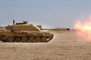 Xe tăng Challenger 2 của Anh bắn đạn thật trên sa mạc Kuwait. (Ảnh: AFP)