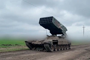 Pháo phản lực TOS-1A Solntsepek khai hỏa trong một trận chiến gần Svatovo-Kremennaya.