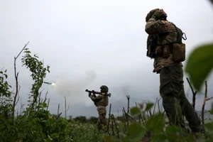 Binh sĩ Ukraine bắn súng phóng lựu trong cuộc giao tranh ở vùng Donetsk, ngày 17/6. (Ảnh: AFP)