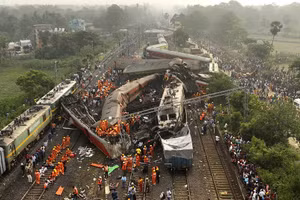 Hiện trường vụ tai nạn đường sắt kinh hoàng ở Ấn Độ. (Ảnh: AP).