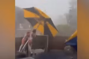 Clip bão mạnh thổi bay mái nhà, bật gốc cây cối ở UAE 