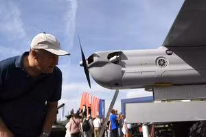 Một vị khách xem xét UAV trinh sát Orlan-30.