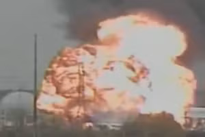 Hình ảnh vụ nổ nhà máy hóa chất ở Texas.