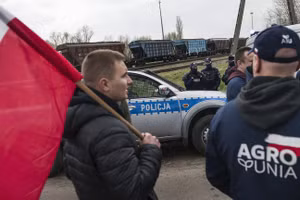 Nông dân biểu tình xem một đoàn tàu chở ngũ cốc Ukraine tại tuyến đường sắt ở Hrubieszow, Ba Lan vào ngày 12/4. (Ảnh: lobal Look Press).