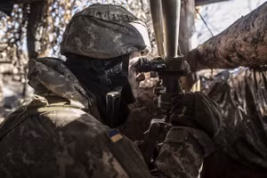Một quân nhân Ukraine ở Svetlodarsk, Vùng Donetsk. (Ảnh: Manu Brabo / Getty Images).
