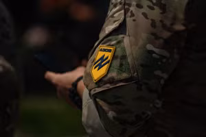 Biểu tượng của Lữ đoàn Azov trên đồng phục của một quân nhân. (Ảnh: Getty Images)