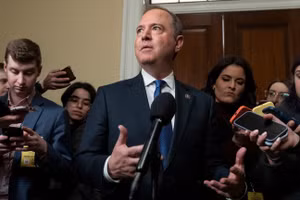 Dân biểu Mỹ Adam Schiff nói chuyện với các phóng viên.