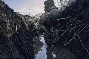 Lính Ukraine trú ẩn trong một chiến hào dưới làn pháo kích của Nga gần Artyomovsk (Bakhmut).