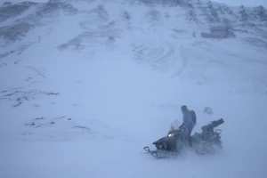 Một chiếc xe trượt tuyết ở Spitsbergen. (Ảnh: Steffen Trumpf/Getty Images).