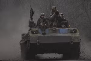 Quân nhân Ukraine trên xe tăng 2S7 Pion gần Bakhmut, thuộc vùng Donbass ngày 15/3. (Ảnh: Aris Messinis / AFP)