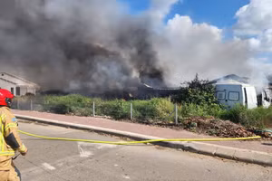 Lửa bùng cháy tại một nhà kho ở miền bắc Israel sau một cuộc tấn công bằng rocket từ Lebanon, ngày 6/4.