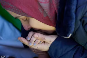 Người mẹ Syria hôn con gái lần cuối sau trận động đất.