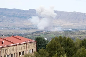 Khói bốc lên sau khi pháo kích ở ngoại ô Stepanakert, thủ phủ của vùng ly khai Nagorno-Karabakh. (Ảnh: Sputnik)