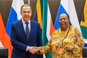 Ngoại trưởng Nga Sergei Lavrov và Ngoại trưởng Nam Phi Naledi Pandor trong cuộc họp báo chung sau cuộc gặp ở Pretoria.