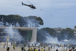 Những người ủng hộ cựu Tổng thống Brazil Jair Bolsonaro đụng độ với cảnh sát khi họ xông vào Cung điện Planalto ở Brasilia, Brazil, ngày 8/1/2023. (Ảnh: AP/Eraldo Peres)