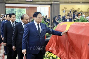 Thủ tướng Phạm Minh Chính, các đồng chí lãnh đạo, nguyên lãnh đạo Đảng, Nhà nước đi vòng quanh linh cữu Phó Thủ tướng Lê Văn Thành. Ảnh: Lâm Khánh/TTXVN.