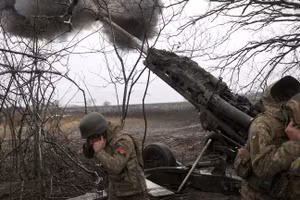 Lính Ukraine bắn lựu pháo M777 về phía các vị trí của Nga ở tiền tuyến phía đông Ukraine, vào ngày 23/11/2022. (Ảnh: Anatolii Stepanov/AFP)