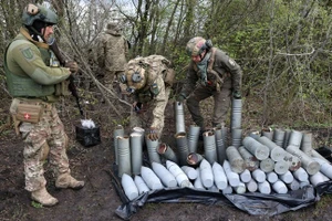 Pháo binh Ukraine thuộc tiểu đoàn Aidar thao tác với đạn pháo ở tiền tuyến ngày 22/. (Ảnh: Anatolii STEPANOV / AFP)