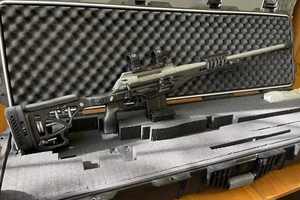 Khẩu súng do các giảng viên Chechnya tại Đại học Lực lượng Đặc biệt Nga (RUS) và Bespoke Gun đồng phát triển.