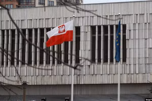 Cờ Ba Lan trước đại sứ quán Warsaw ở Moscow.