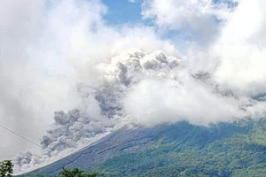 Núi lửa Indonesia phun trào