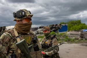 Lực lượng Phòng vệ Lãnh thổ Ukraine tuần tra gần tiền tuyến. (Ảnh: John Moore / Getty Images)