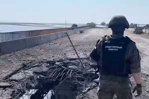 Cây cầu ở Crimea bị tấn công.