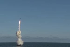 Phóng tên lửa hành trình Kalibr độ chính xác cao từ tàu nổi. (Ảnh: Sputnik / Bộ Quốc phòng Liên bang Nga).