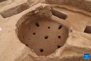 Bức ảnh được chụp vào ngày 6/4/2022 cho thấy một lò gốm được khai quật từ đống đổ nát của một ngôi làng có niên đại hơn 3.000 năm ở làng Zhaoyao.