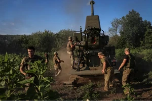 Quân nhân Ukraine chuẩn bị khai hỏa pháo tự hành.