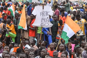 Hàng chục nghìn người Niger vây quanh căn cứ quân sự Pháp