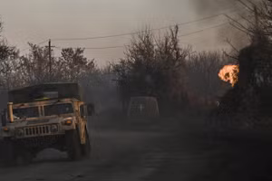 Một chiếc xe quân sự của Ukraine ở làng Chasov Yar gần Bakhmut. (Ảnh: AFP / Aris Messinis)