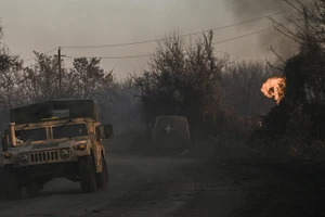 Một chiếc xe quân sự của Ukraine ở làng Chasov Yar gần Bakhmut. (Ảnh: AFP / Aris Messinis)