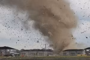 Video lốc xoáy dữ dội nuốt chửng hàng chục biệt thự tại Mỹ