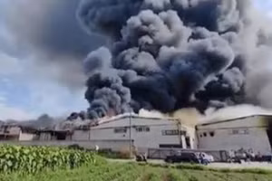 Video kinh hoàng lửa bao trùm cùng lúc 10 nhà máy