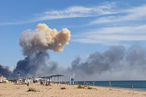 Khói bốc lên từ xa sau khi người ta nghe thấy tiếng nổ gần một căn cứ quân sự của Nga ở Crimea, ngày 9/ 8/2022. (Ảnh: AP)