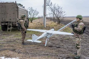 Binh sĩ Nga vận hành UAV trinh sát.