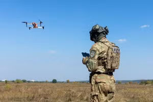 Binh sĩ Ukraine điều hành UAV. (Ảnh: Mykhaylo Palinchak / SOPA / LightRocket qua Getty Images)