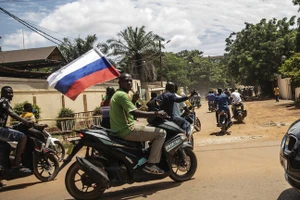 Những người diễu hành vẫy cờ Nga trên đường phố Ouagadougou, Burkina Faso, ngày 2/10/2022.