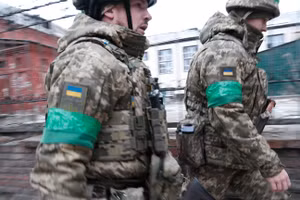 Binh sĩ Ukraine đi bộ qua thành phố Artyomovsk (Bakhmut). (Ảnh: Spencer Platt / Getty Images).